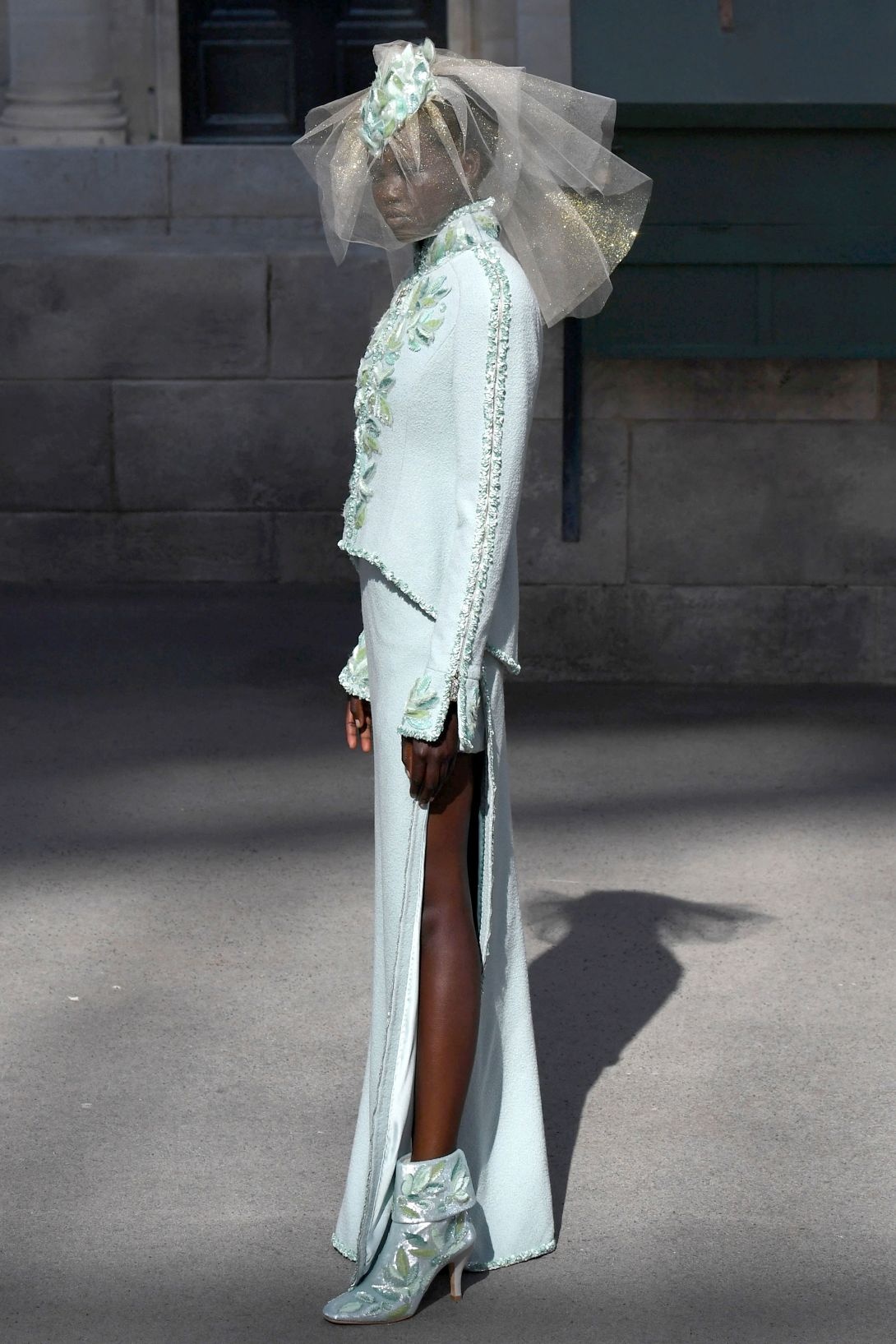 Nguoi mau da mau do bo san dien Haute Couture anh 7