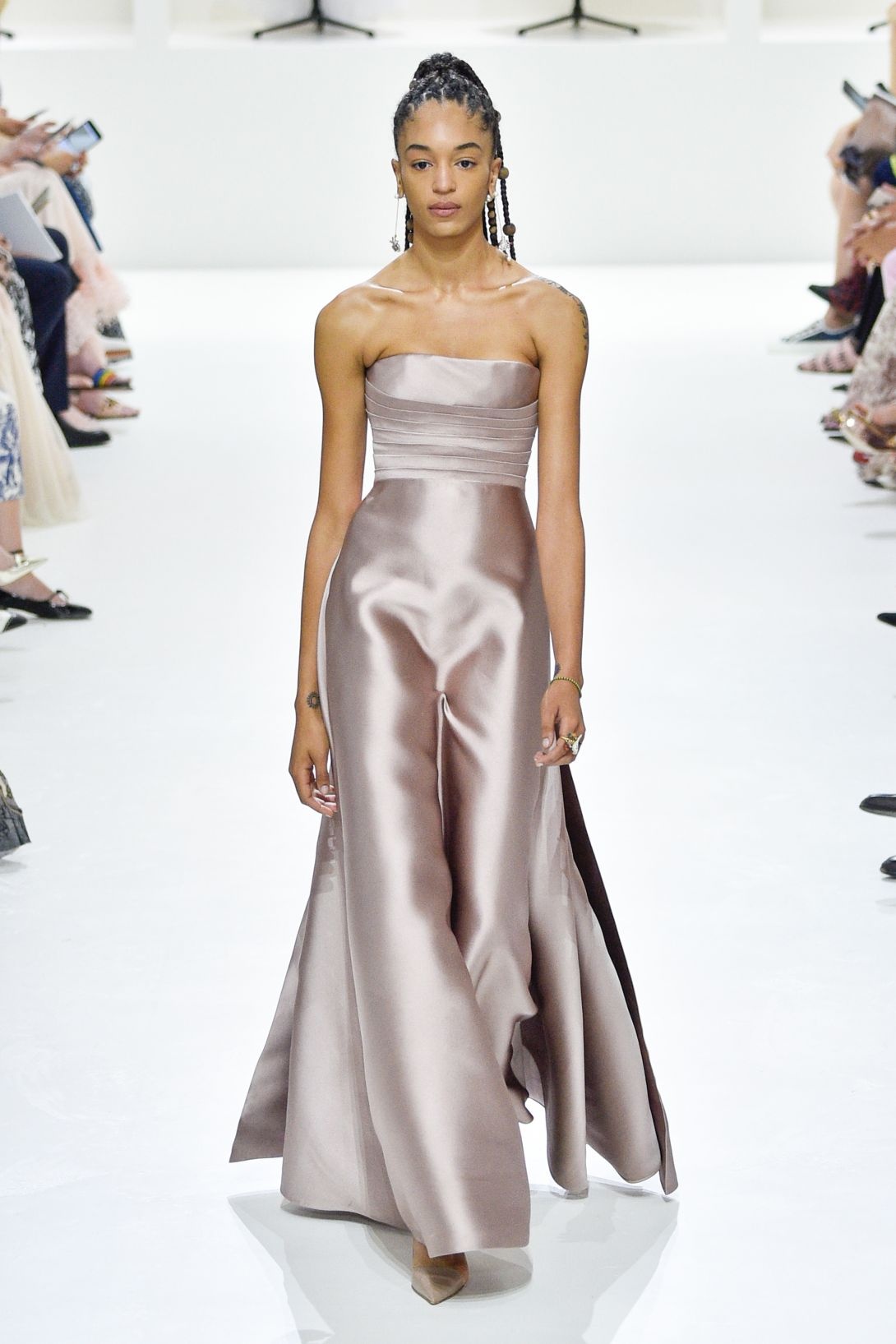 Nguoi mau da mau do bo san dien Haute Couture anh 8