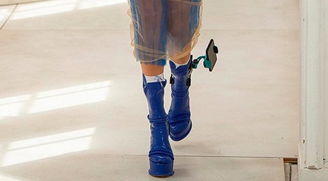 Phu kien deo chan gay sot tren san dien Haute Couture hinh anh