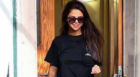 Selena Gomez mac ao thun khau hieu dap tra Justin Bieber? hinh anh