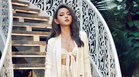 Chiec ao crop-top giup che lap khuyet diem vong mot trong mua he hinh anh
