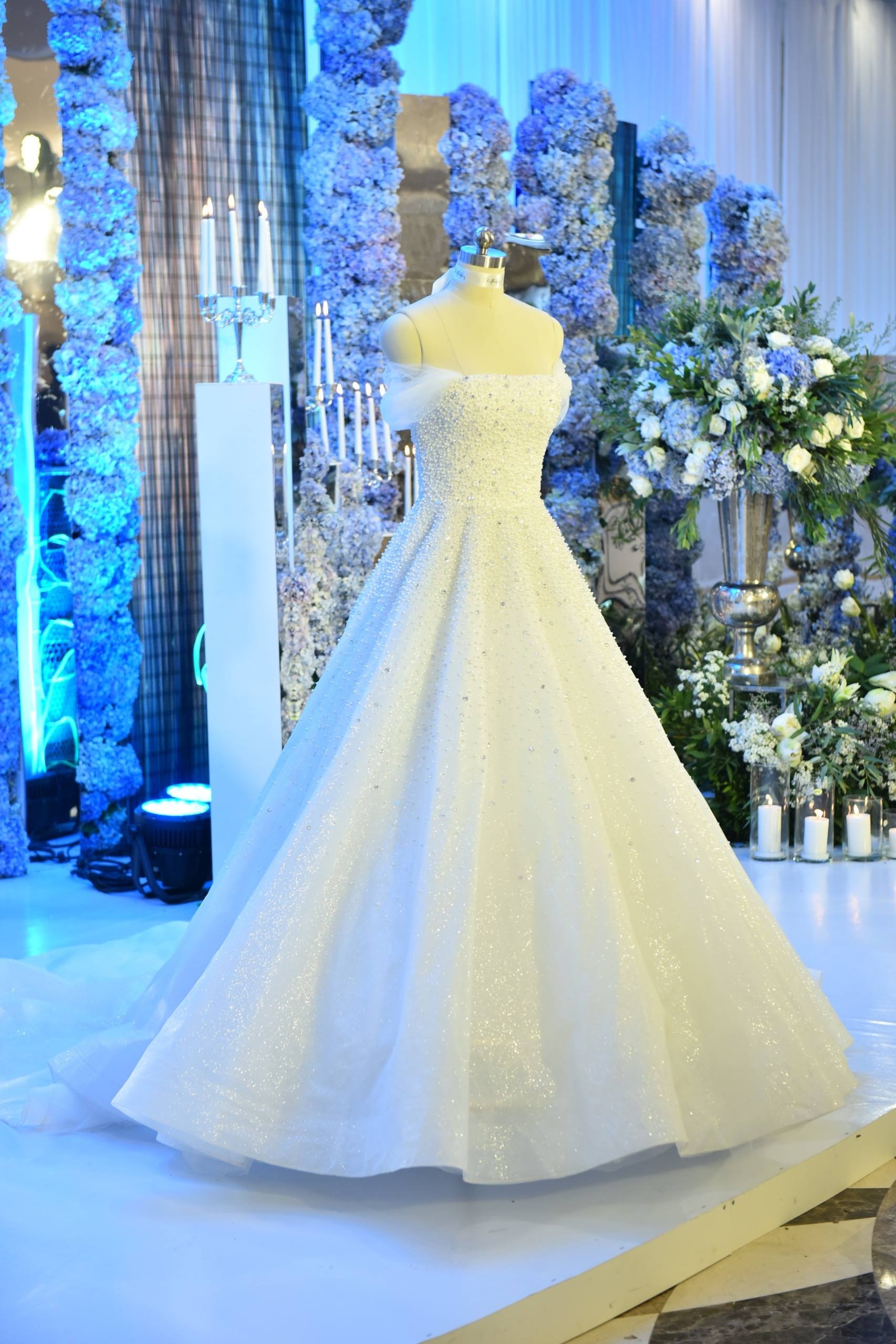 Vay cuoi cup nguc cua A hau Tu Anh anh 1