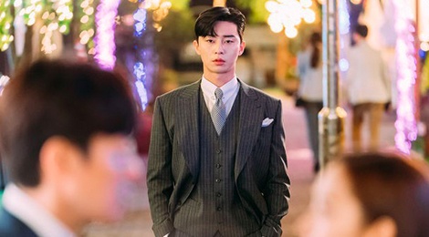 Pho chu tich Park Seo Joon va bo suu tap do hieu trong 'Thu ky Kim' hinh anh