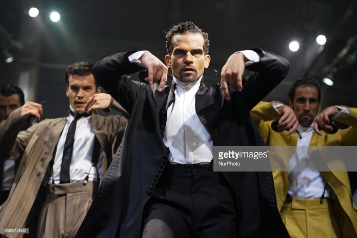 Sàn diễn ballet xuất hiện trong show thời trang ảnh 1 San dien ballet xuat hien trong show thoi trang anh 1