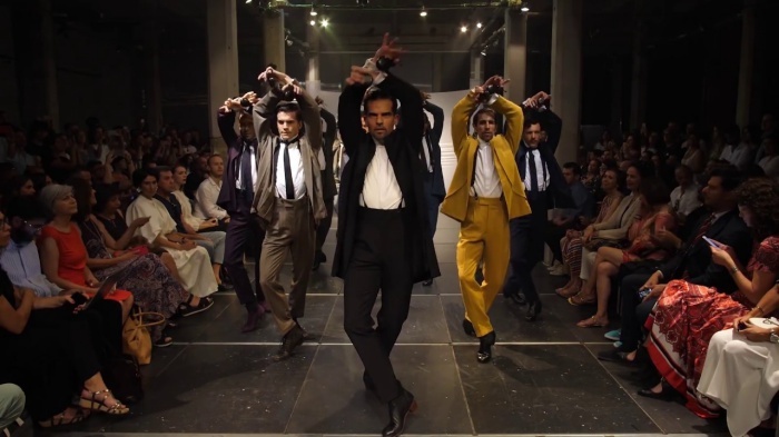 Sàn diễn ballet xuất hiện trong show thời trang ảnh 2 San dien ballet xuat hien trong show thoi trang anh 2