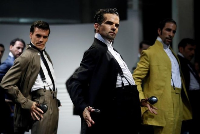 Sàn diễn ballet xuất hiện trong show thời trang ảnh 3 San dien ballet xuat hien trong show thoi trang anh 3