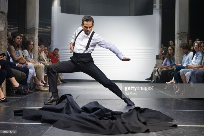 Sàn diễn ballet xuất hiện trong show thời trang ảnh 5 San dien ballet xuat hien trong show thoi trang anh 5