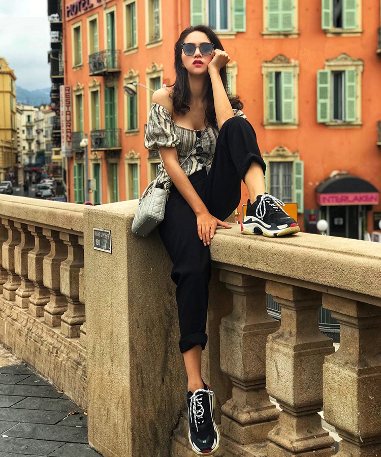 Sao Việt ưa chuộng sơ mi tay phồng ngày cuối hè ảnh 2 Sao Viet ua chuong so mi tay phong ngay cuoi he anh 2