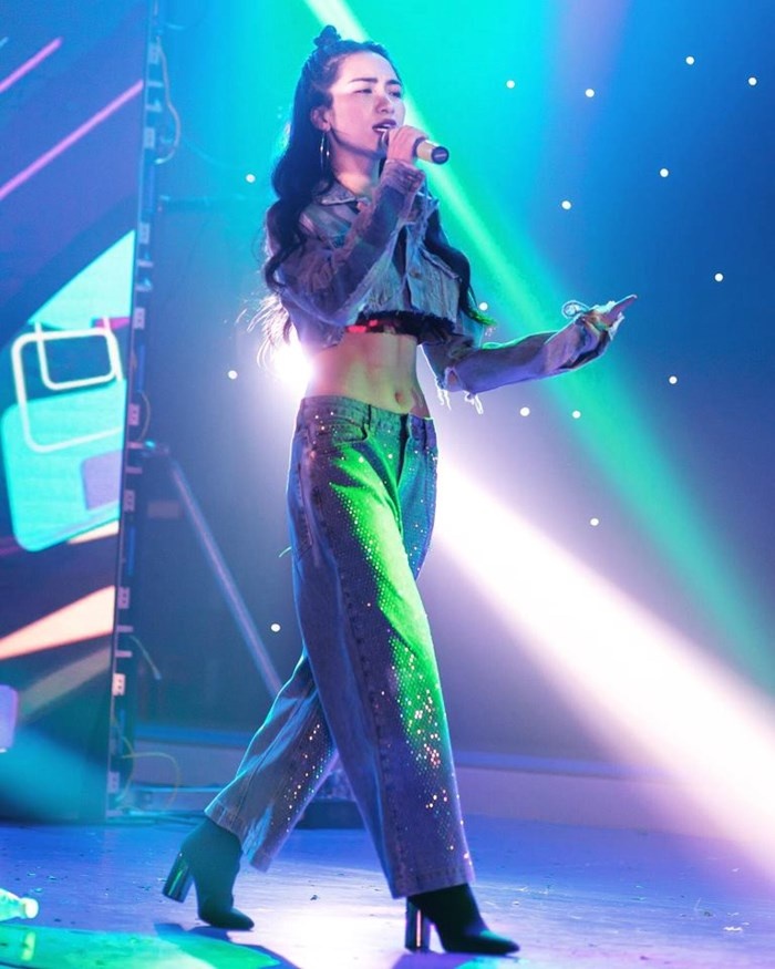 Vong eo thon gon cua Hoa Minzy anh 4