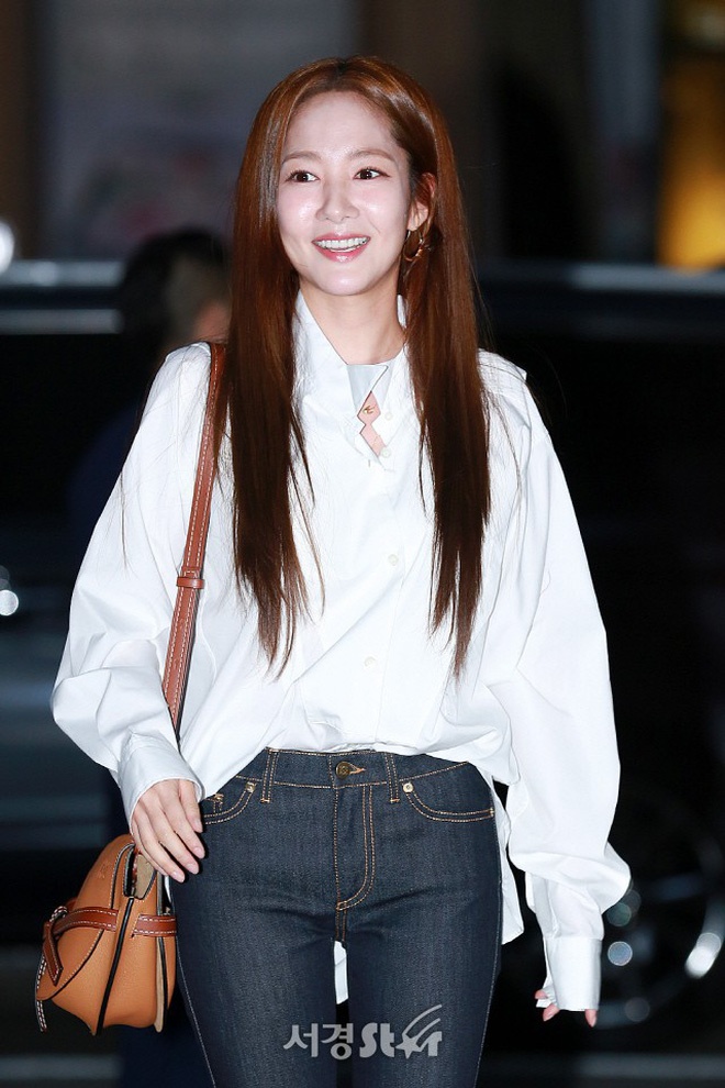 Thu ky Kim kem xinh voi mai toc phong anh 1