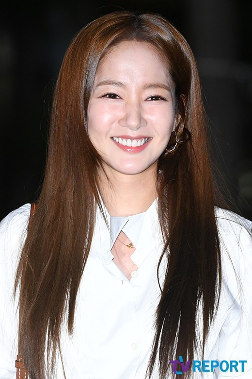 Thu ky Kim kem xinh voi mai toc phong anh 2