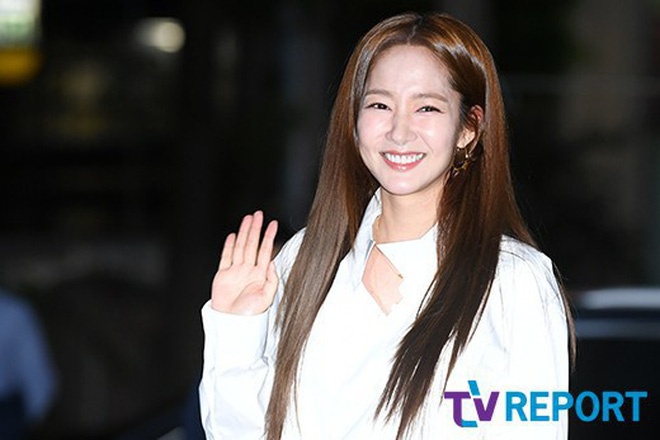 Thu ky Kim kem xinh voi mai toc phong anh 3