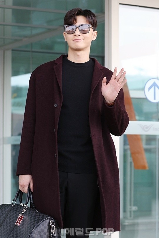 Phong cach thoi trang san bay cua Park Seo Joon anh 7