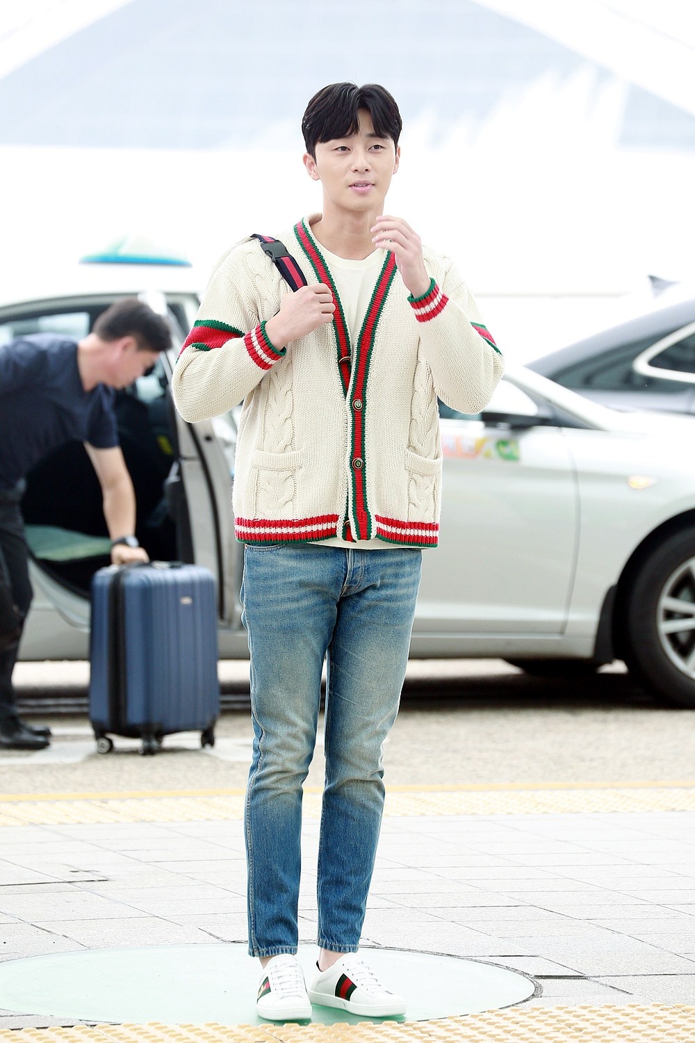 Phong cach thoi trang san bay cua Park Seo Joon anh 4