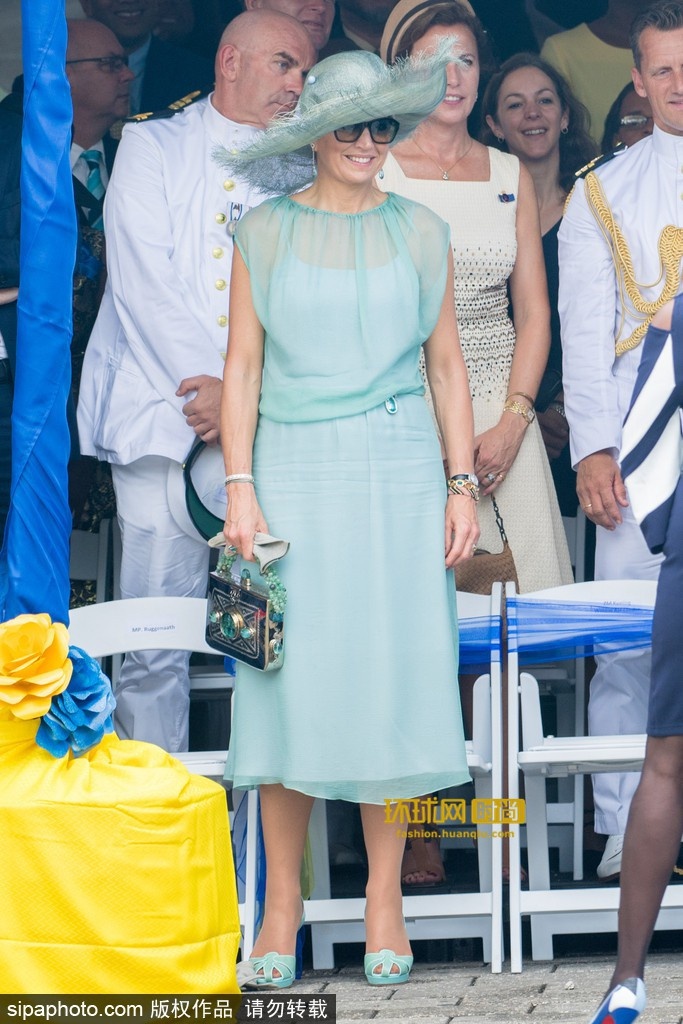 Trang phục sặc sỡ của Hoàng hậu Hà Lan ảnh 4 Trang phuc sac so cua Hoang hau Ha Lan anh 4