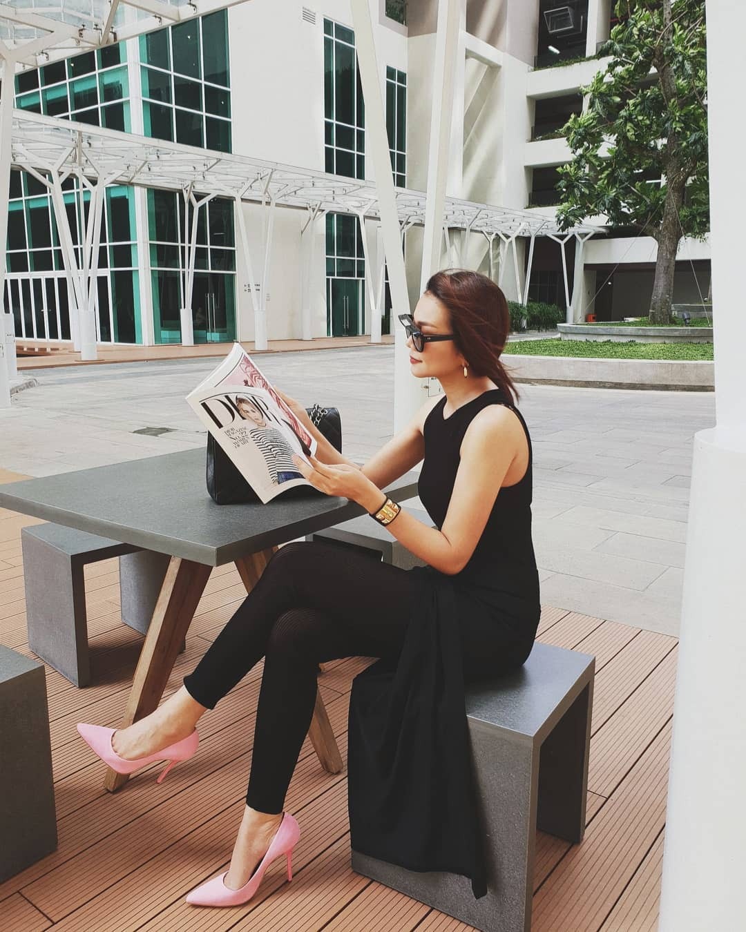 Thanh Hang dien trang phuc tong den ca tinh anh 1