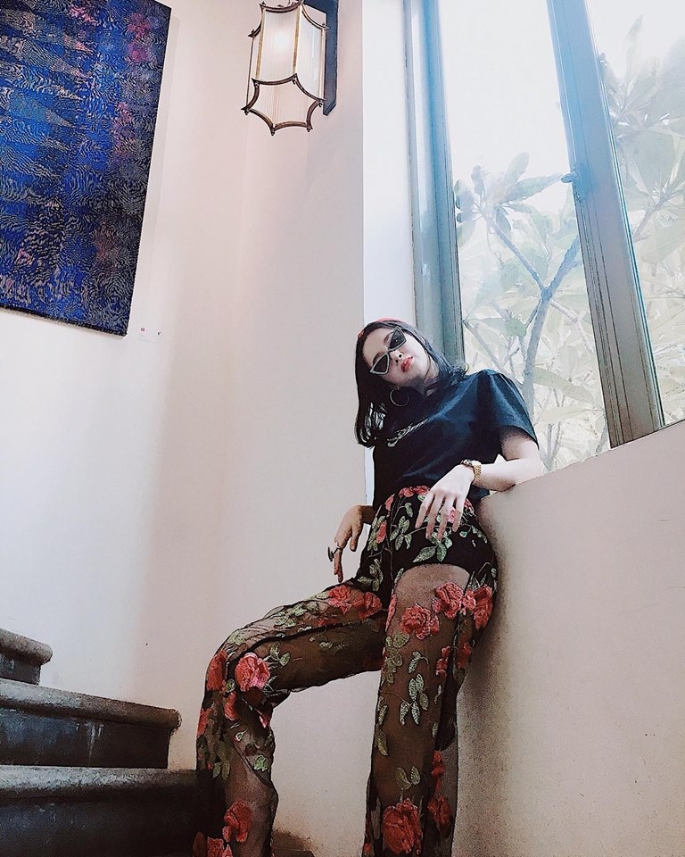 Thanh Hang dien trang phuc tong den ca tinh anh 4