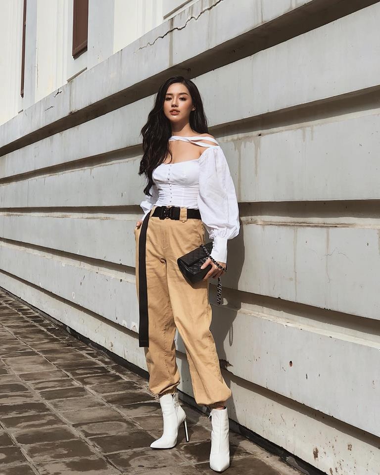 Thanh Hang dien trang phuc tong den ca tinh anh 9