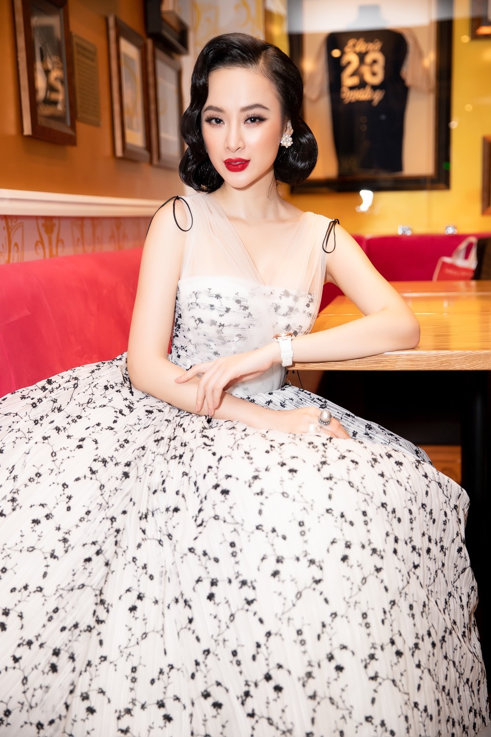 Angela Phuong Trinh ua chuong kieu make-up co dien anh 1