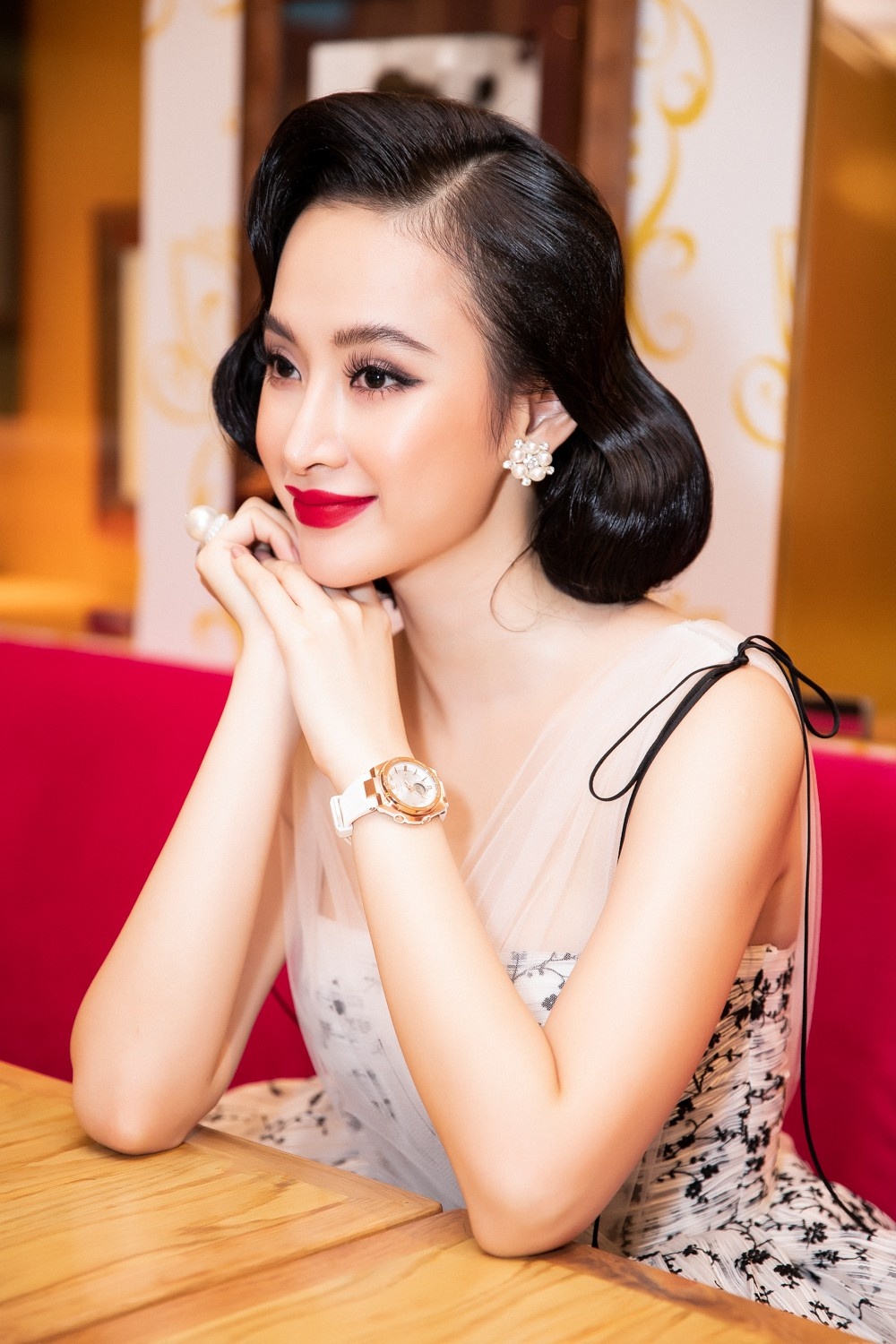 Angela Phuong Trinh ua chuong kieu make-up co dien anh 2