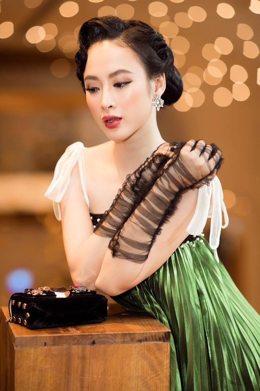 Angela Phuong Trinh ua chuong kieu make-up co dien anh 3