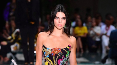 Ly do Kendall Jenner vang bong tren san dien thoi trang hinh anh