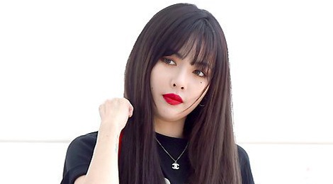 HyunA an mac kin dao, thanh vien Twice gian di tai san bay hinh anh