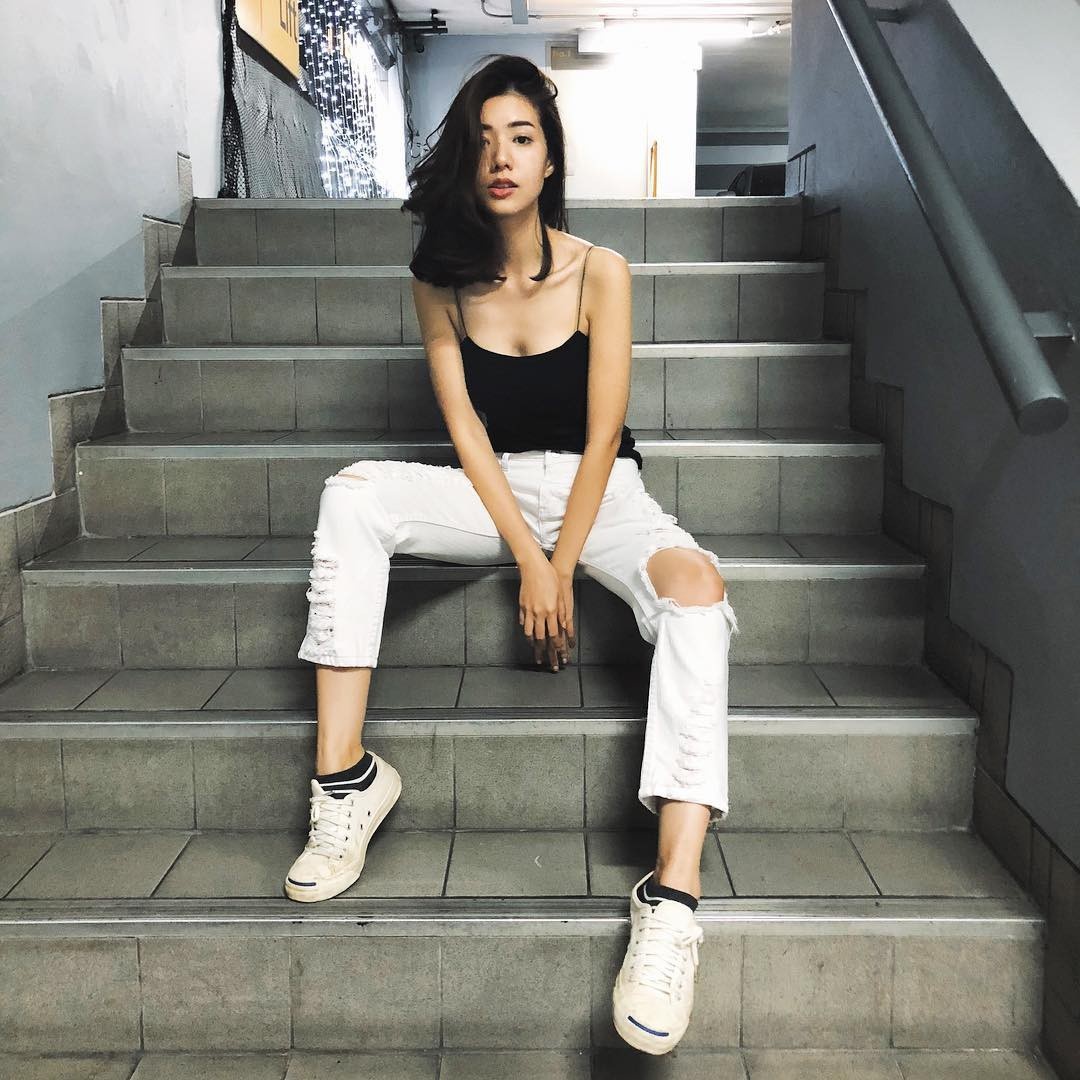 Gioi tre ket hop trang phuc cung sneakers trang anh 1