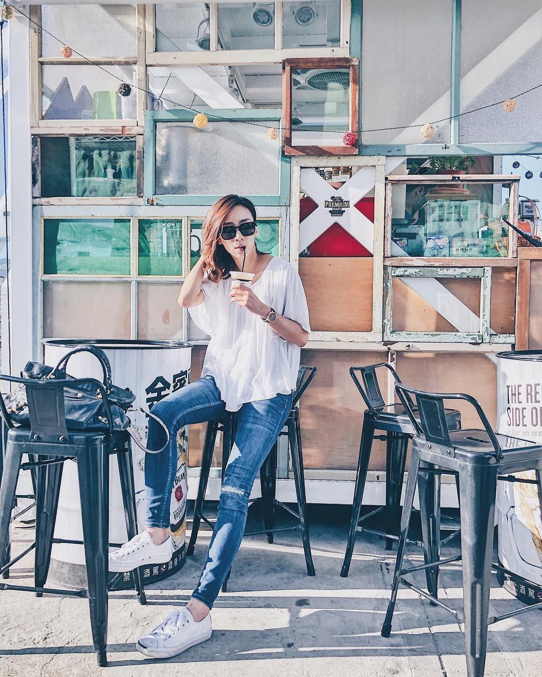 Gioi tre ket hop trang phuc cung sneakers trang anh 2