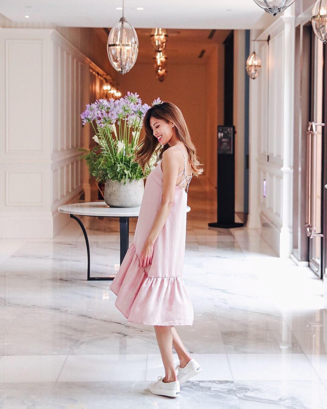 Gioi tre ket hop trang phuc cung sneakers trang anh 6