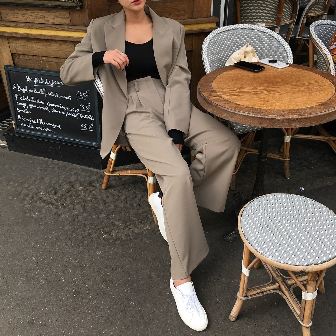 Gioi tre ket hop trang phuc cung sneakers trang anh 7