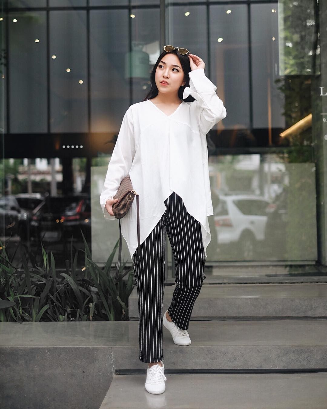 Gioi tre ket hop trang phuc cung sneakers trang anh 9