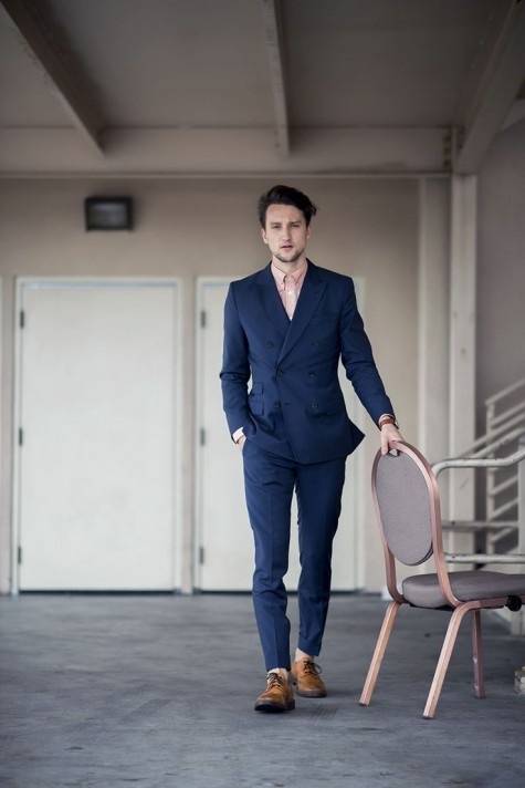 Mau giay di kem voi suit anh 1