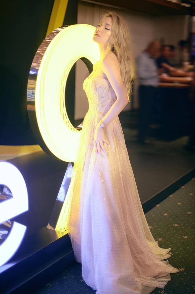 Huyền My diện đầm xẻ gợi cảm ảnh 8 Huyen My dien dam xe goi cam anh 8