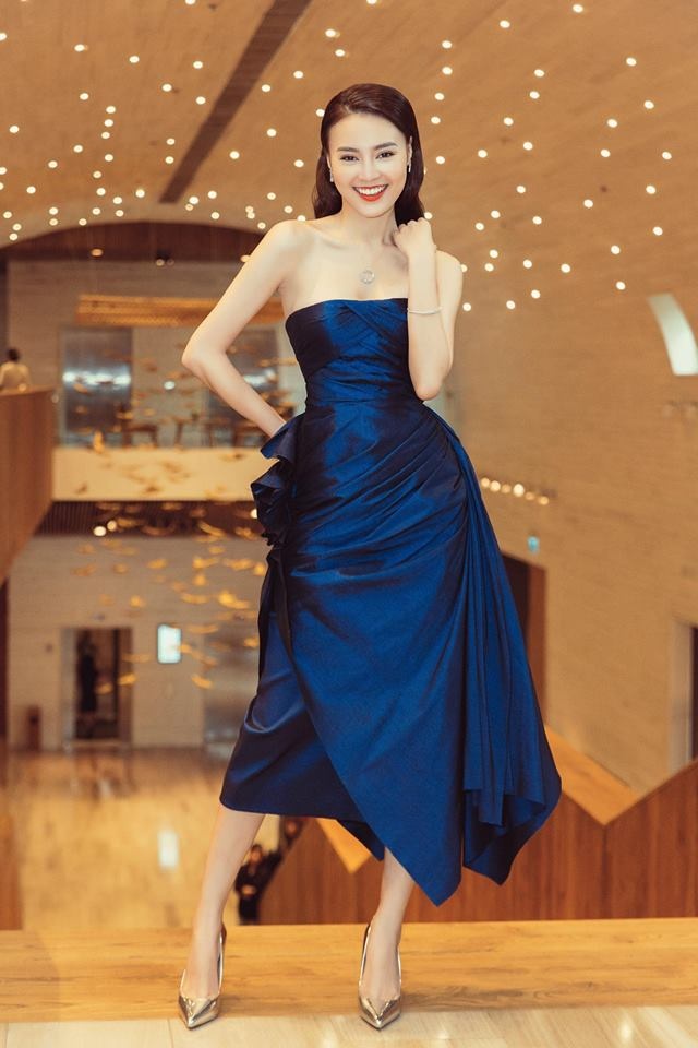 Huyền My diện đầm xẻ gợi cảm ảnh 4 Huyen My dien dam xe goi cam anh 4