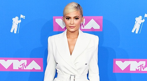 Kylie Jenner, Cardi B mac dep nhat tham do VMA 2018 hinh anh