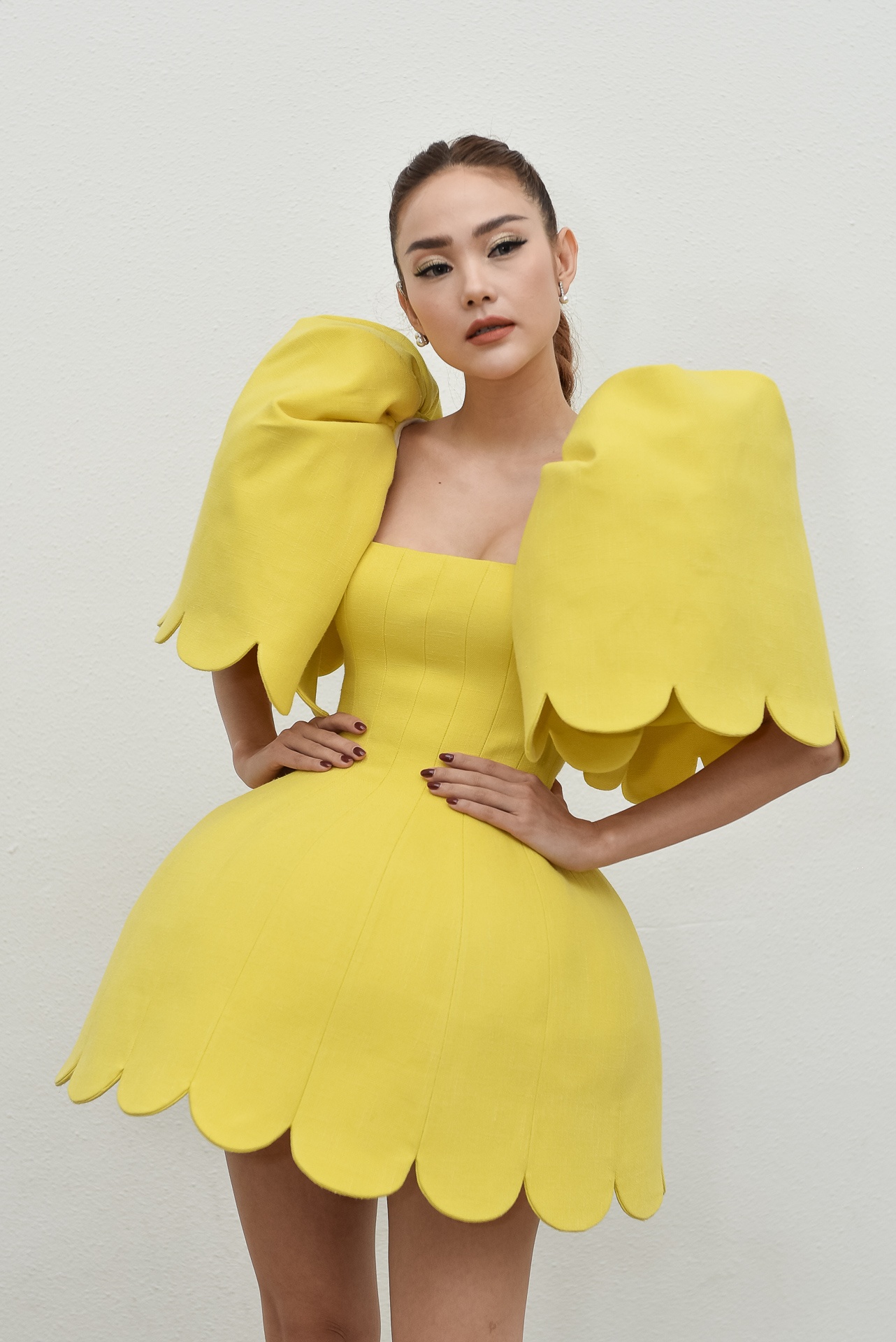 Thanh Hang vap nga tren san khau anh 8