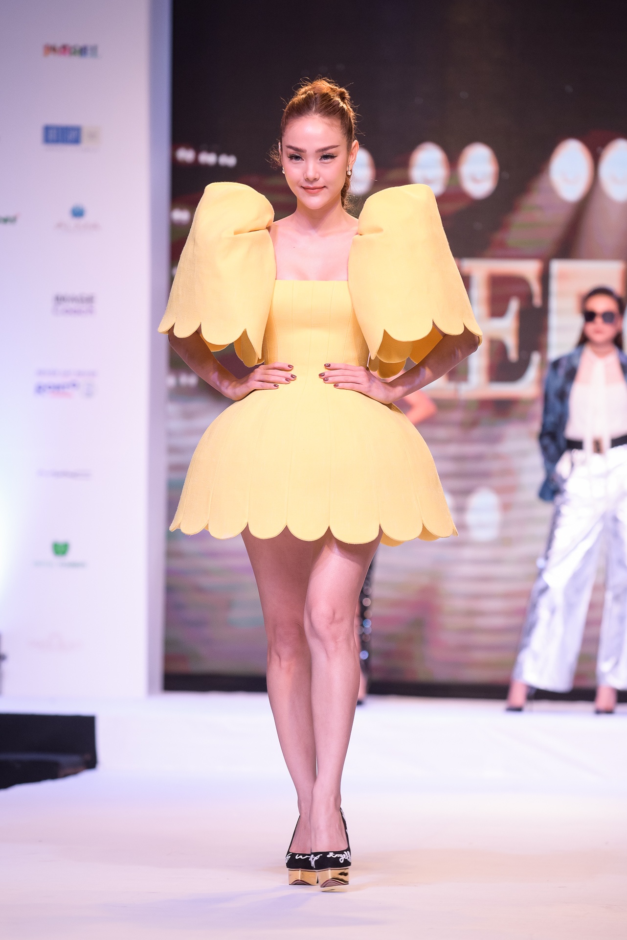 Minh Hằng diện váy phồng kém xinh ảnh 2 Minh Hang dien vay phong kem xinh anh 2