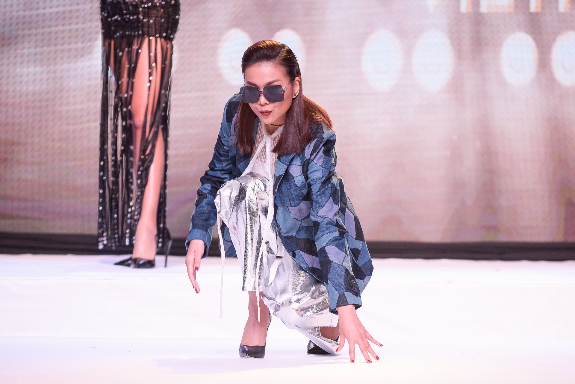 Thanh Hang vap nga tren san khau anh 2