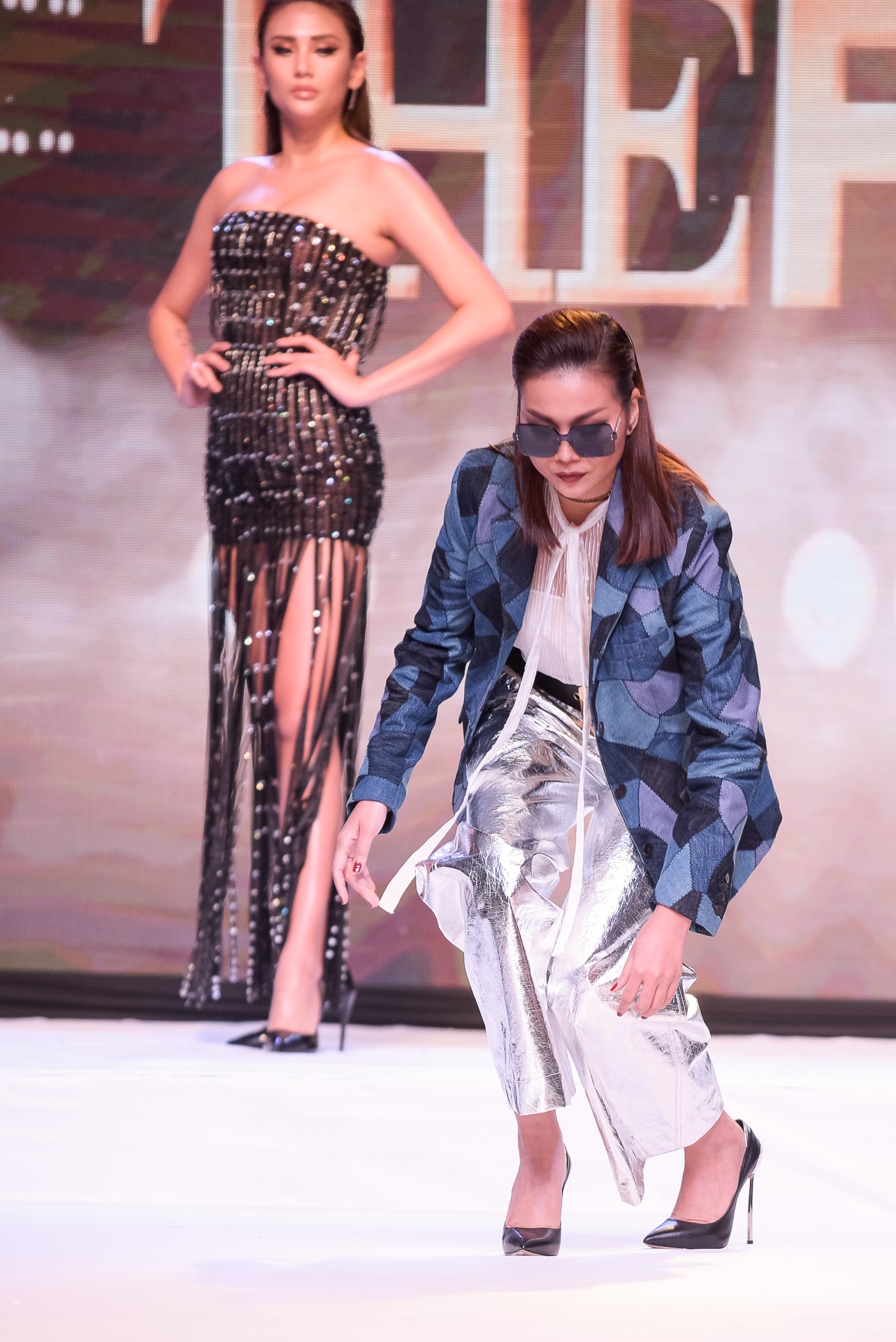 Thanh Hang vap nga tren san khau anh 3