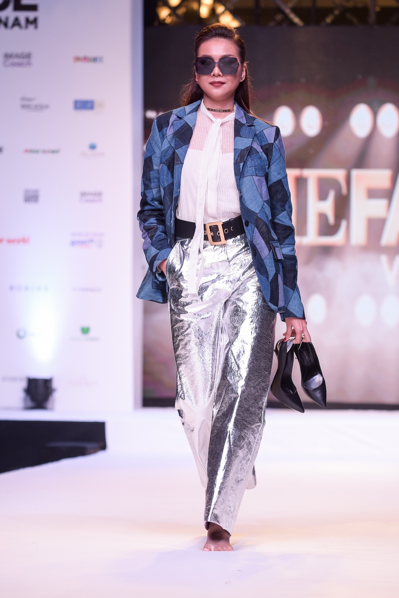 Thanh Hang vap nga tren san khau anh 4