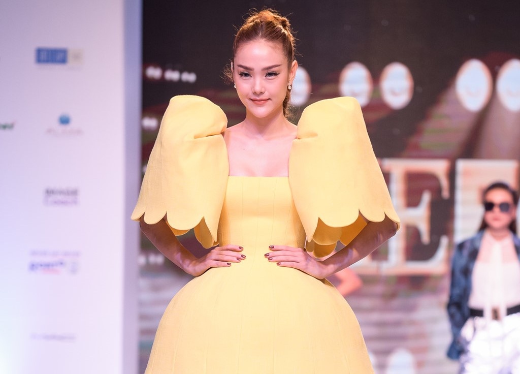 Nhung lan mac loi trang phuc cua Minh Hang hinh anh