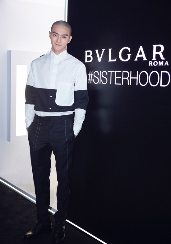 Phong cach thoi trang cua Phu sat Pho Hang anh 2