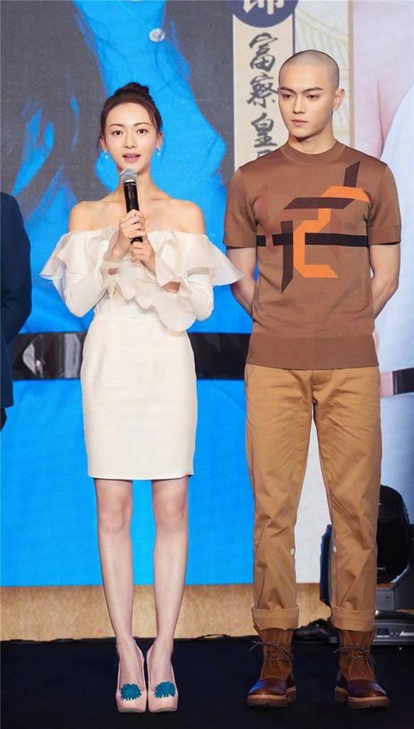 Phong cach thoi trang cua Phu sat Pho Hang anh 4