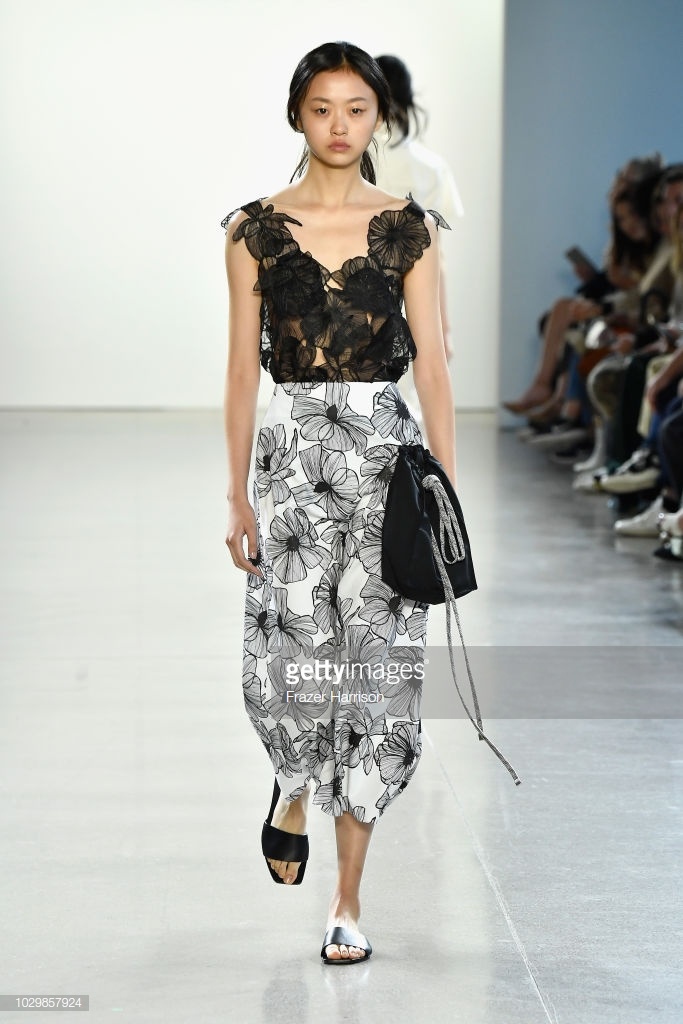 Show dien quay tu nguoi mau chau A anh 7