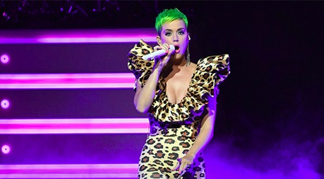 Katy Perry dien thiet ke cua Cong Tri tren san khau am nhac hinh anh