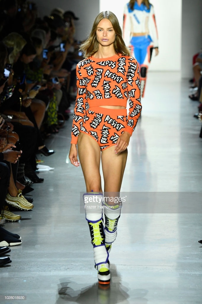 Thong diep chinh tri tai NYFW 2019 anh 3