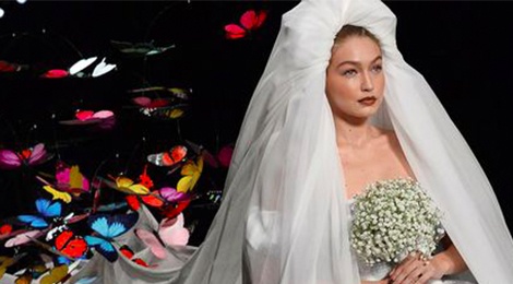 Gigi Hadid dien vay cuoi day buom trong show dien thoi trang hinh anh