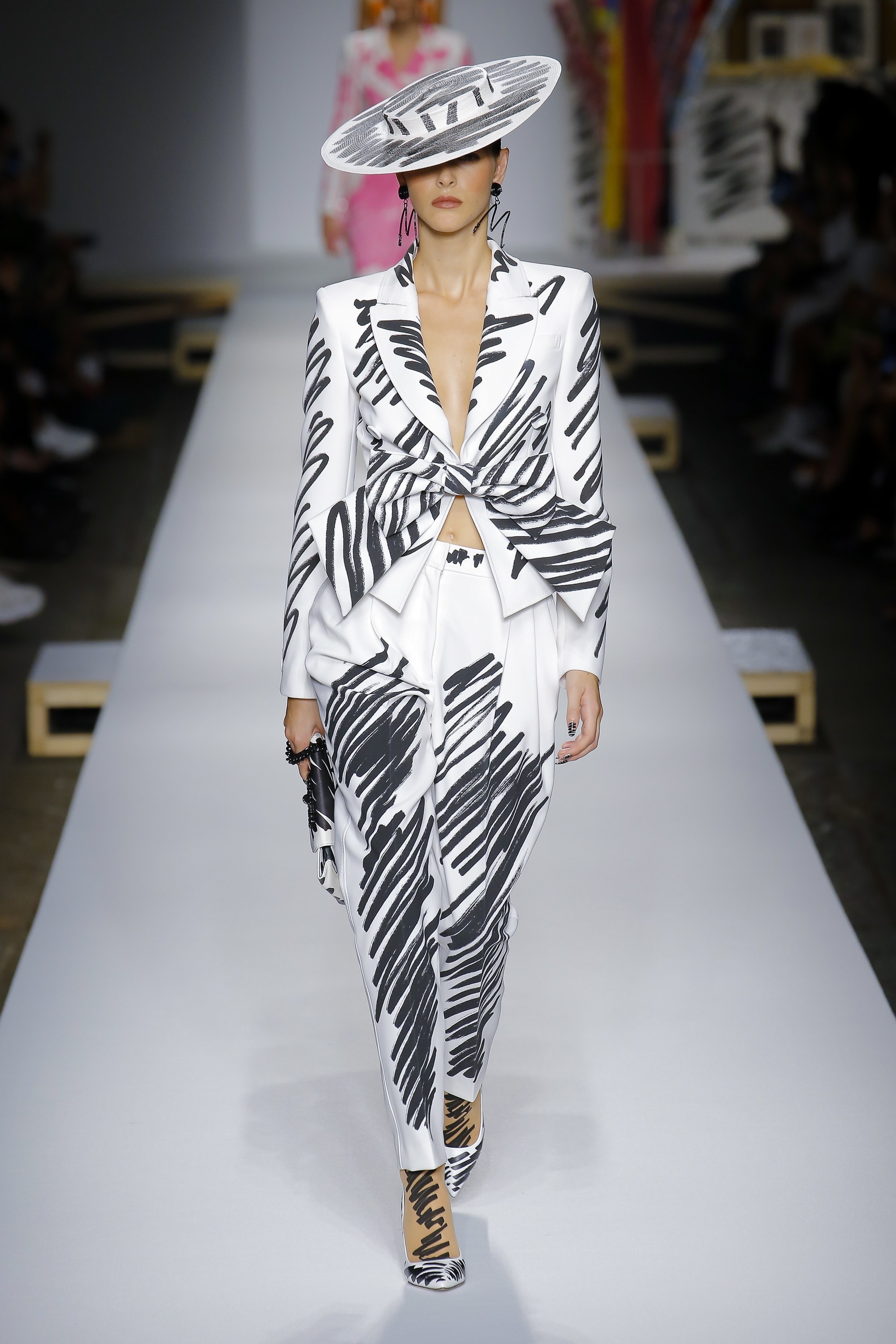 Gigi Hadid lam vedette strong show Moschino anh 2