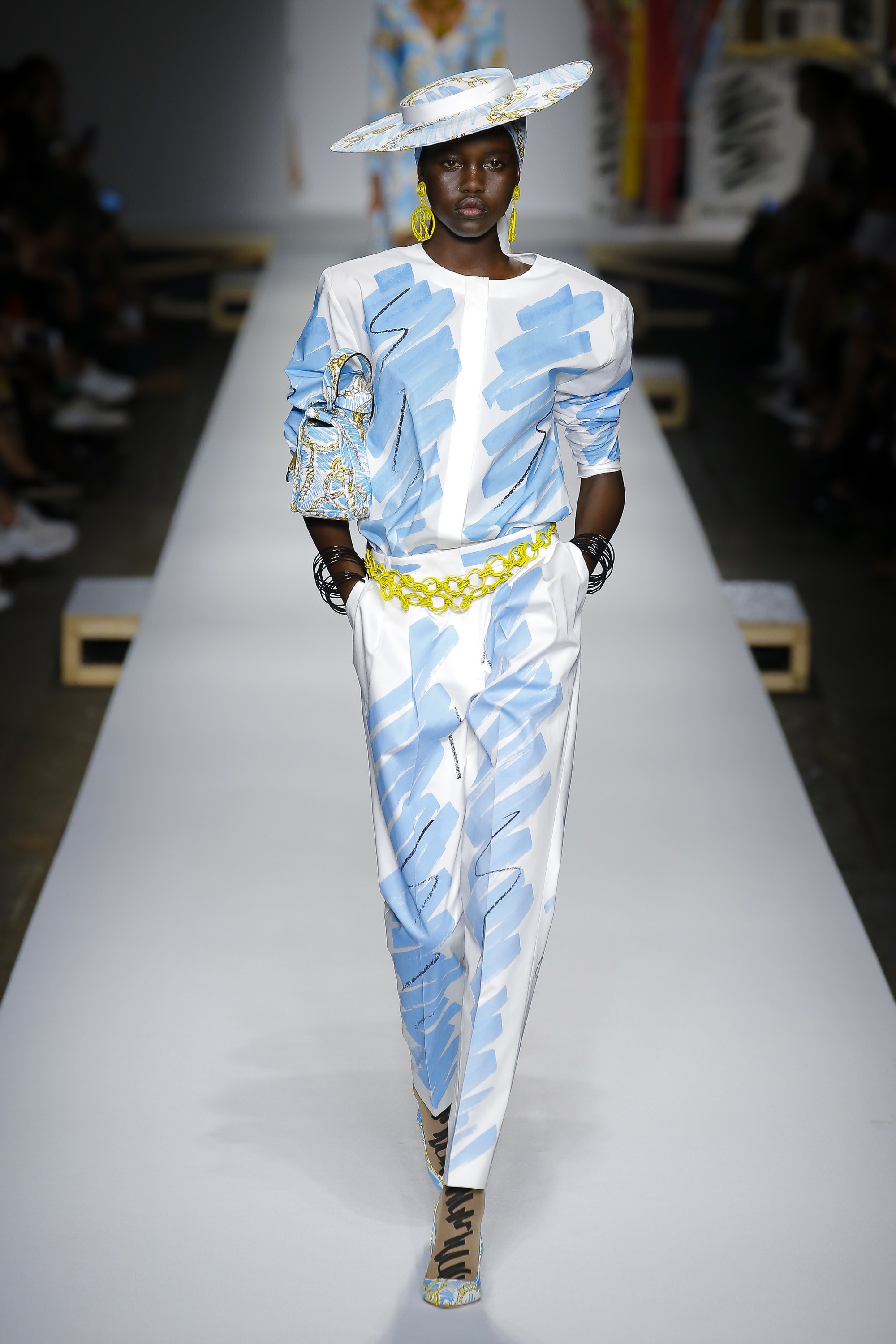 Gigi Hadid lam vedette strong show Moschino anh 8